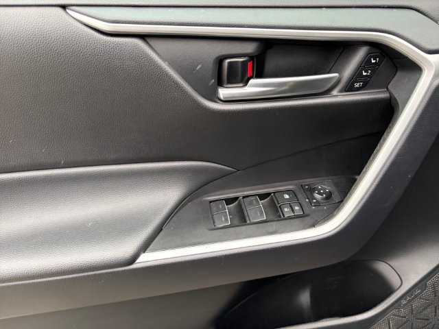 Used 2025  Toyota XLE Premium image 10
