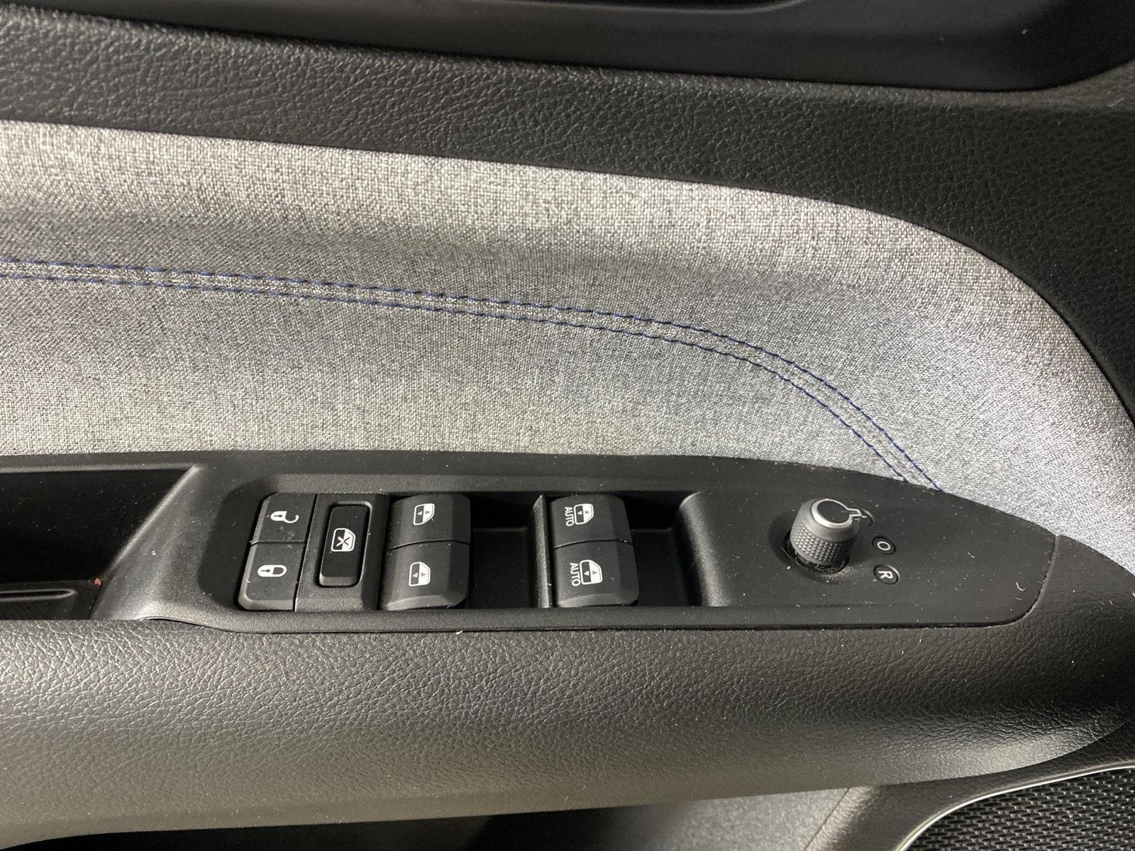 Used 2022 Bright White Clearcoat Jeep Latitude image 11