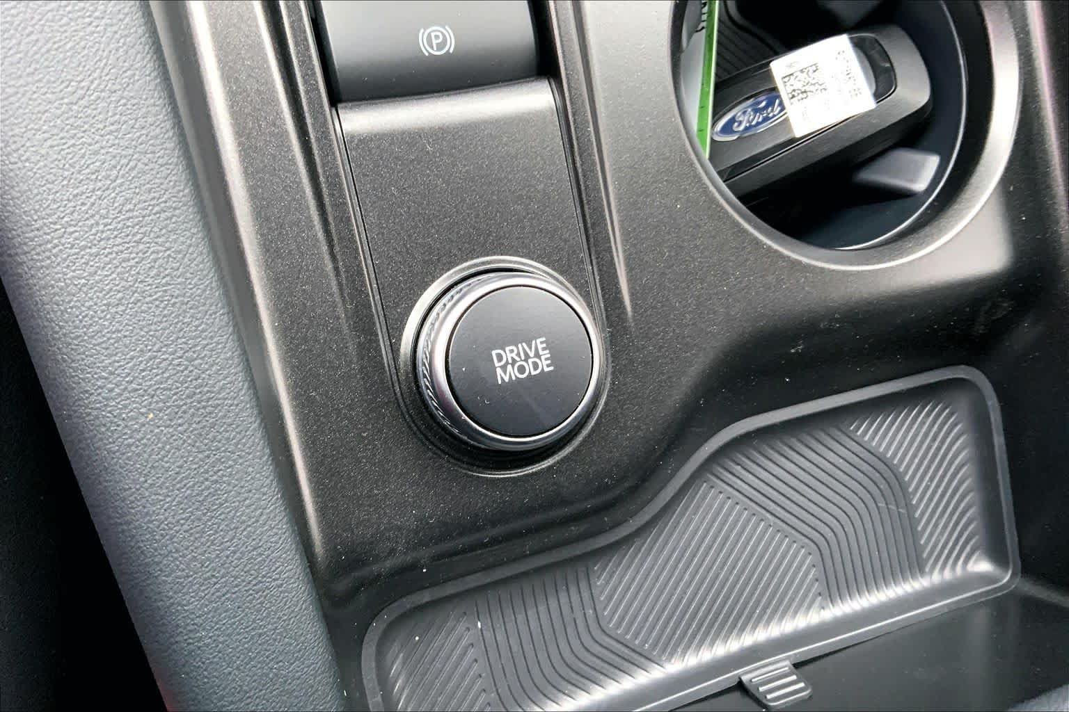 New 2026 Star White Metallic Tri-Coat Ford ST-Line image 15