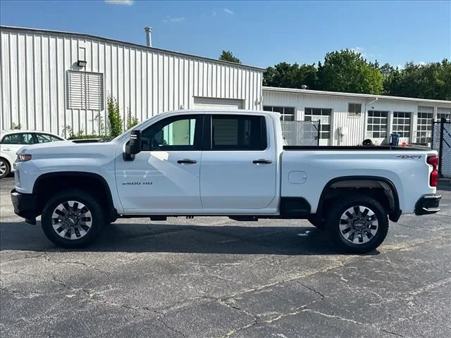 Used 2022 White Chevrolet Custom image 7