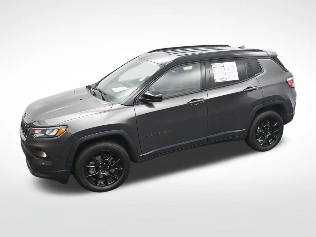 Used 2024  Jeep Latitude image 20