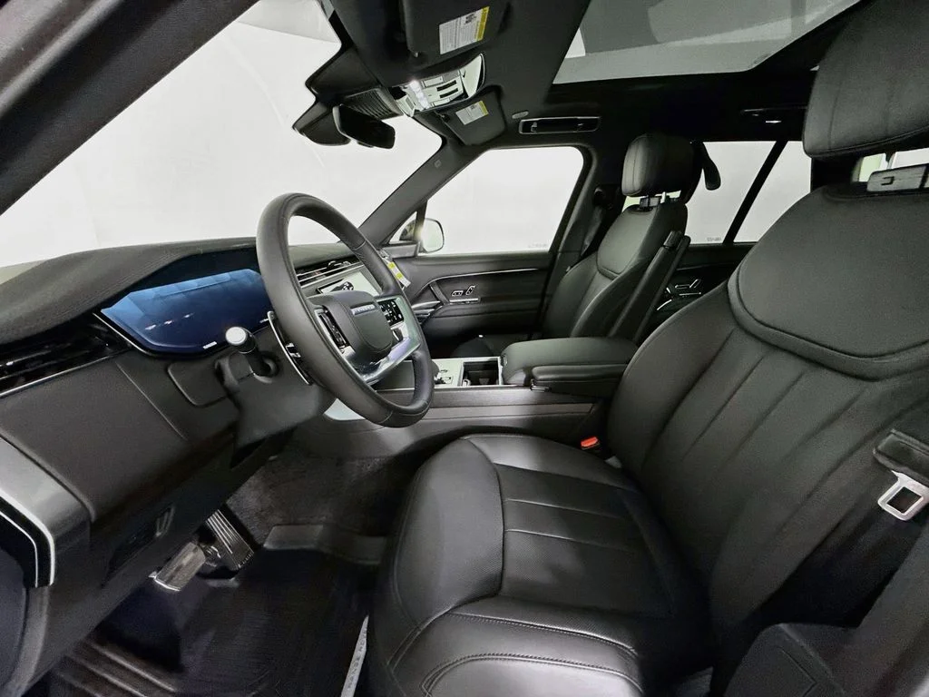 New 2026 Santorini Black Metallic Land Rover SE image 5