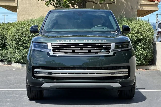 New 2026 Belgravia Green Land Rover SE image 8