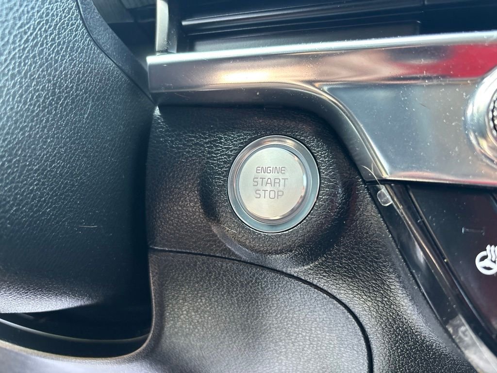 Used 2025 White Kia SX-Prestige image 25