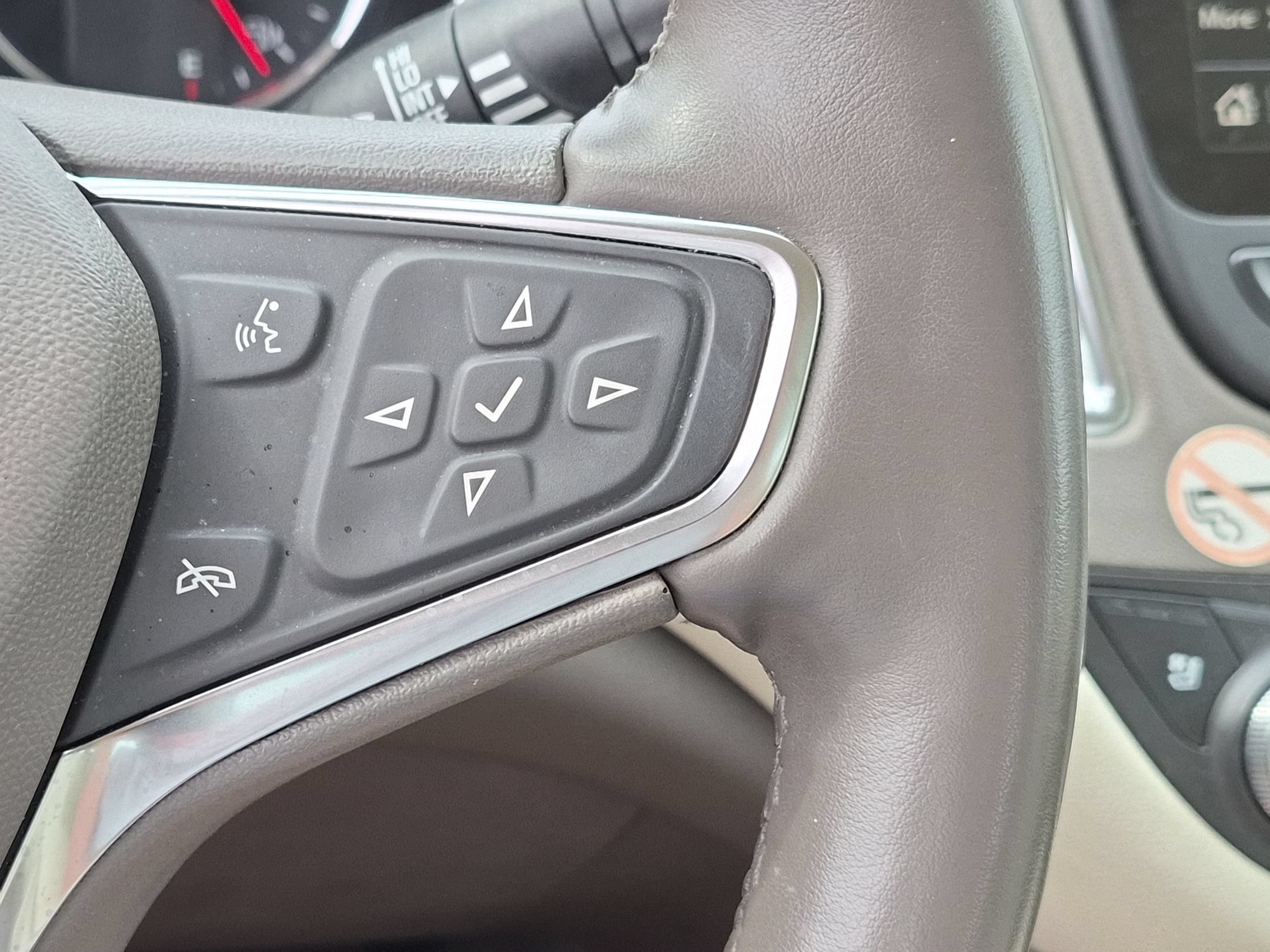 Used 2024 Summit White Chevrolet LT image 18