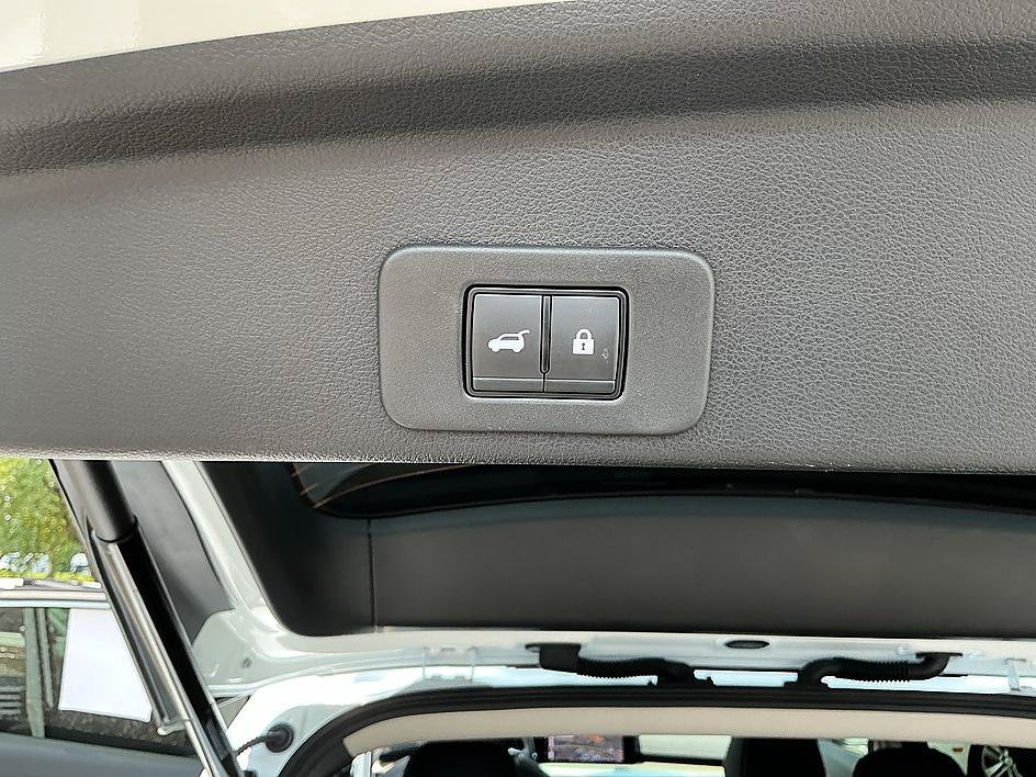 Used 2025 Everest White Pearl Tricoat Nissan SL image 29