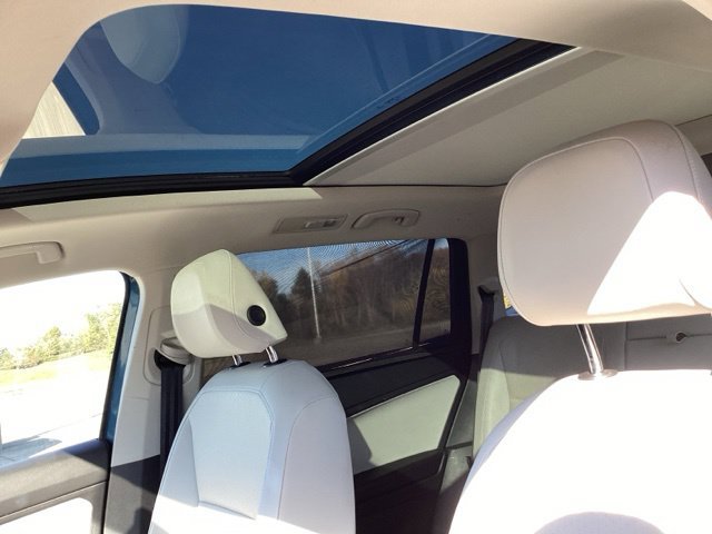 Certified Used 2019 Silk Blue Metallic Volkswagen 2.0T SE image 28