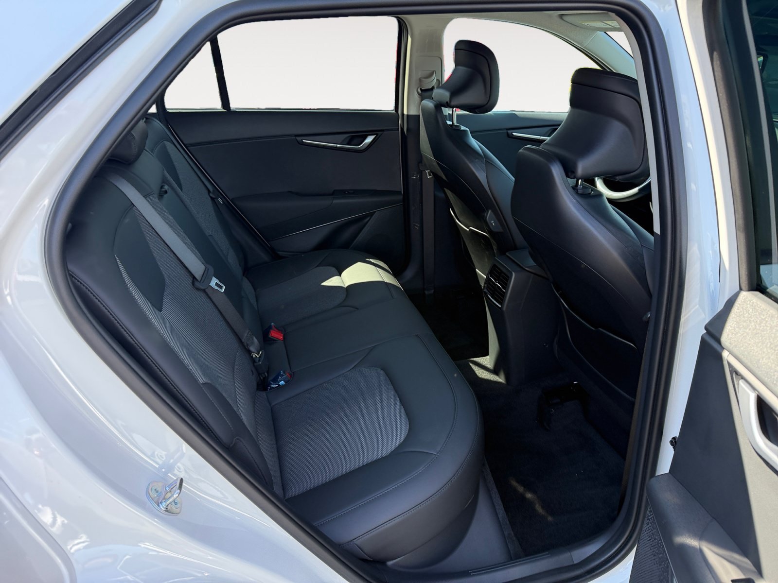 Certified Used 2025 Snow White Pearl Kia EX image 18