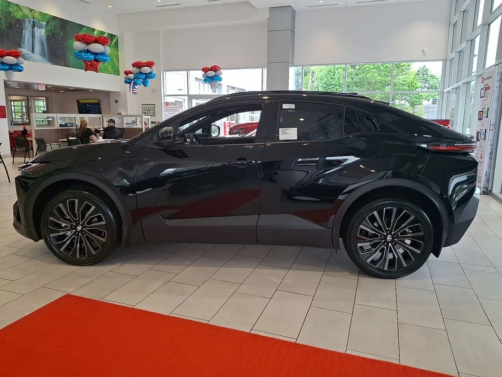 2026 Toyota C-HR XSE - Photo 8