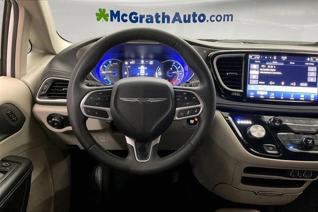 Used 2024 White Chrysler Select image 8