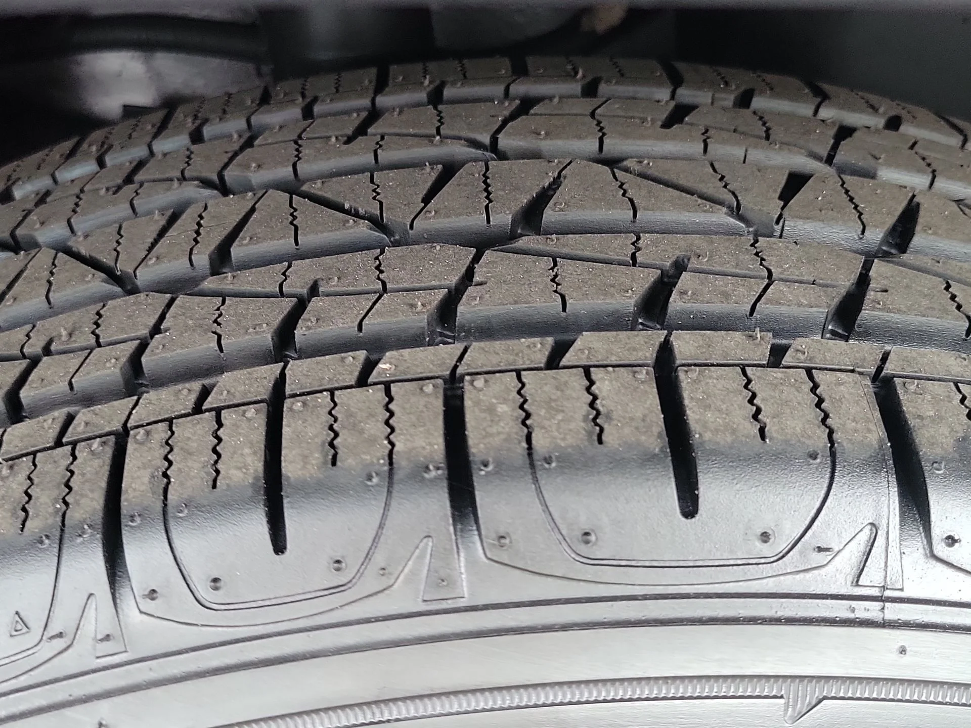 Used 2024  Jeep Latitude image 5