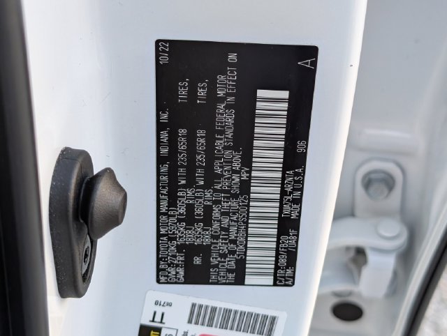 Used 2023 Off-white Toyota LE image 37