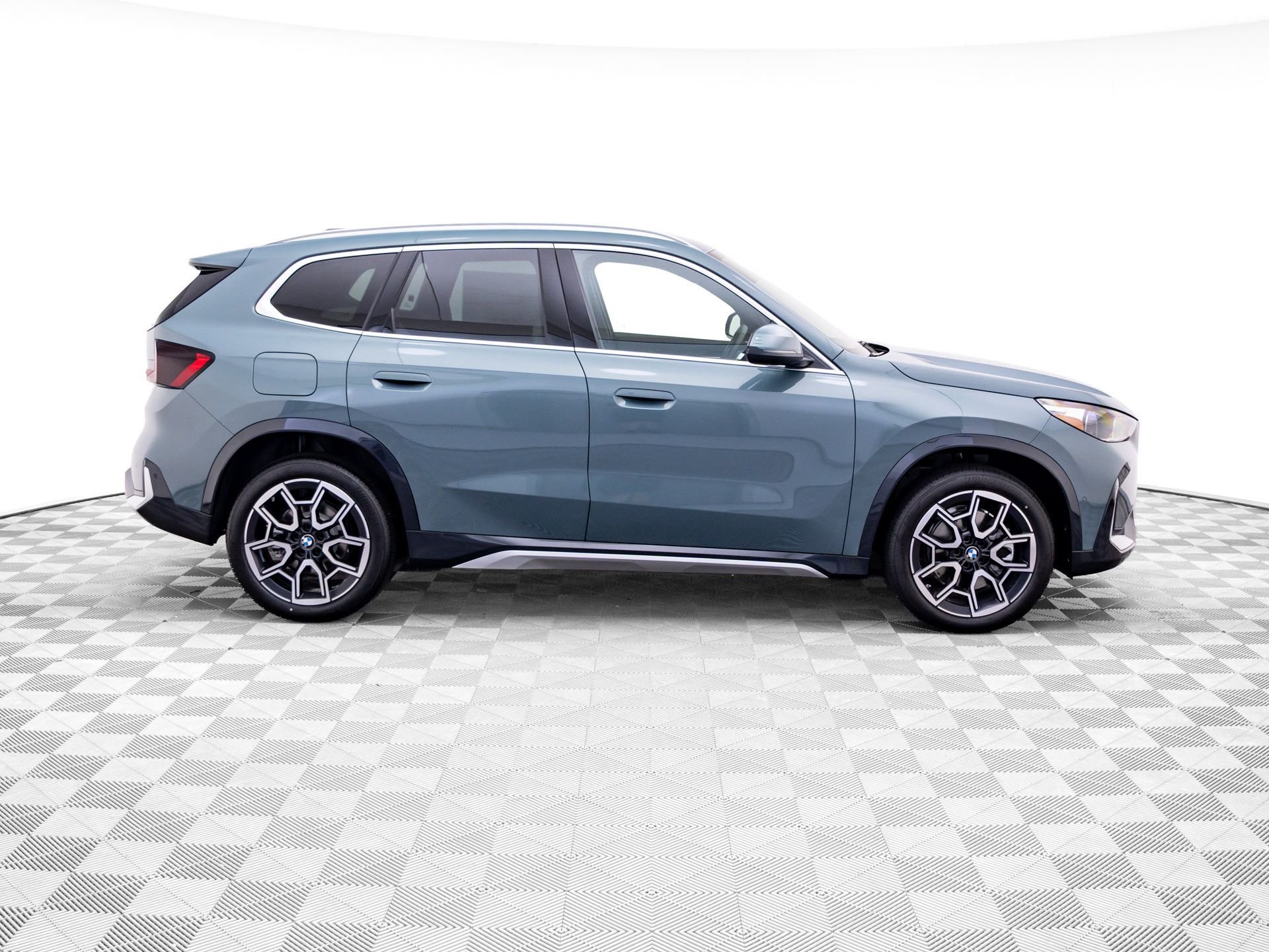 New 2027 Cape York Green Metallic BMW xDrive28i image 7