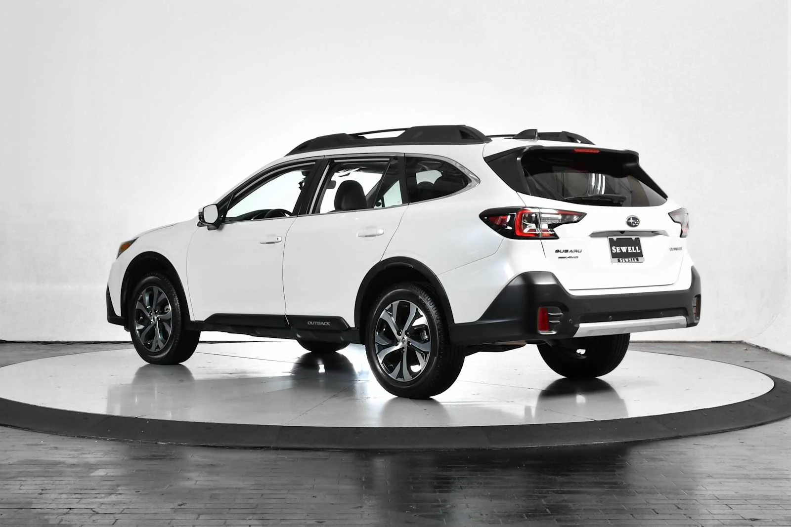 Used 2022 Crystal White Pearl Subaru Limited image 4