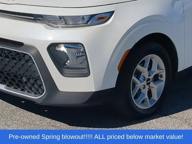 Used 2022 White Kia LX image 17