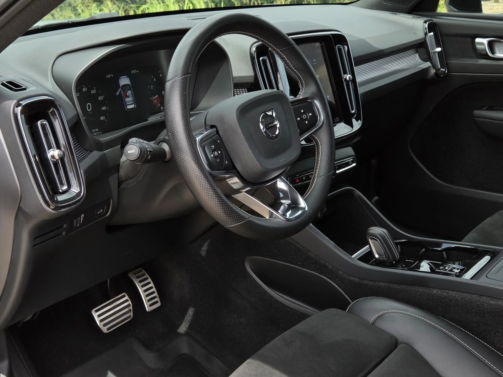 Used 2021 Glacier Silver Metallic Volvo R-Design image 33