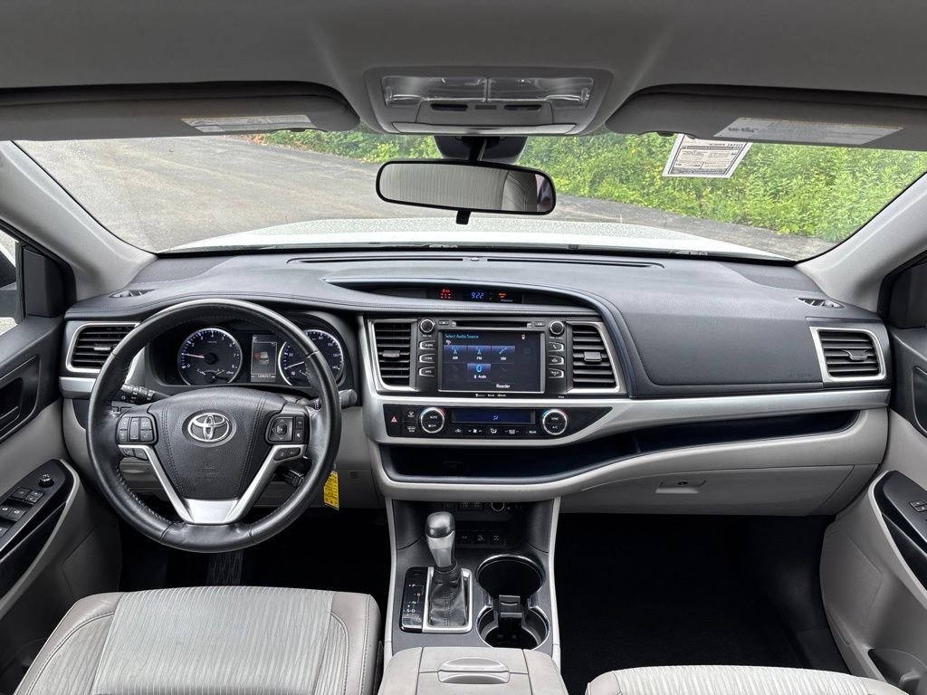 Used 2018 White Toyota LE image 17