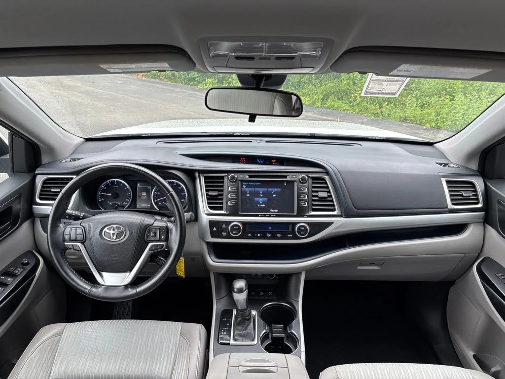Used 2018 White Toyota LE image 17
