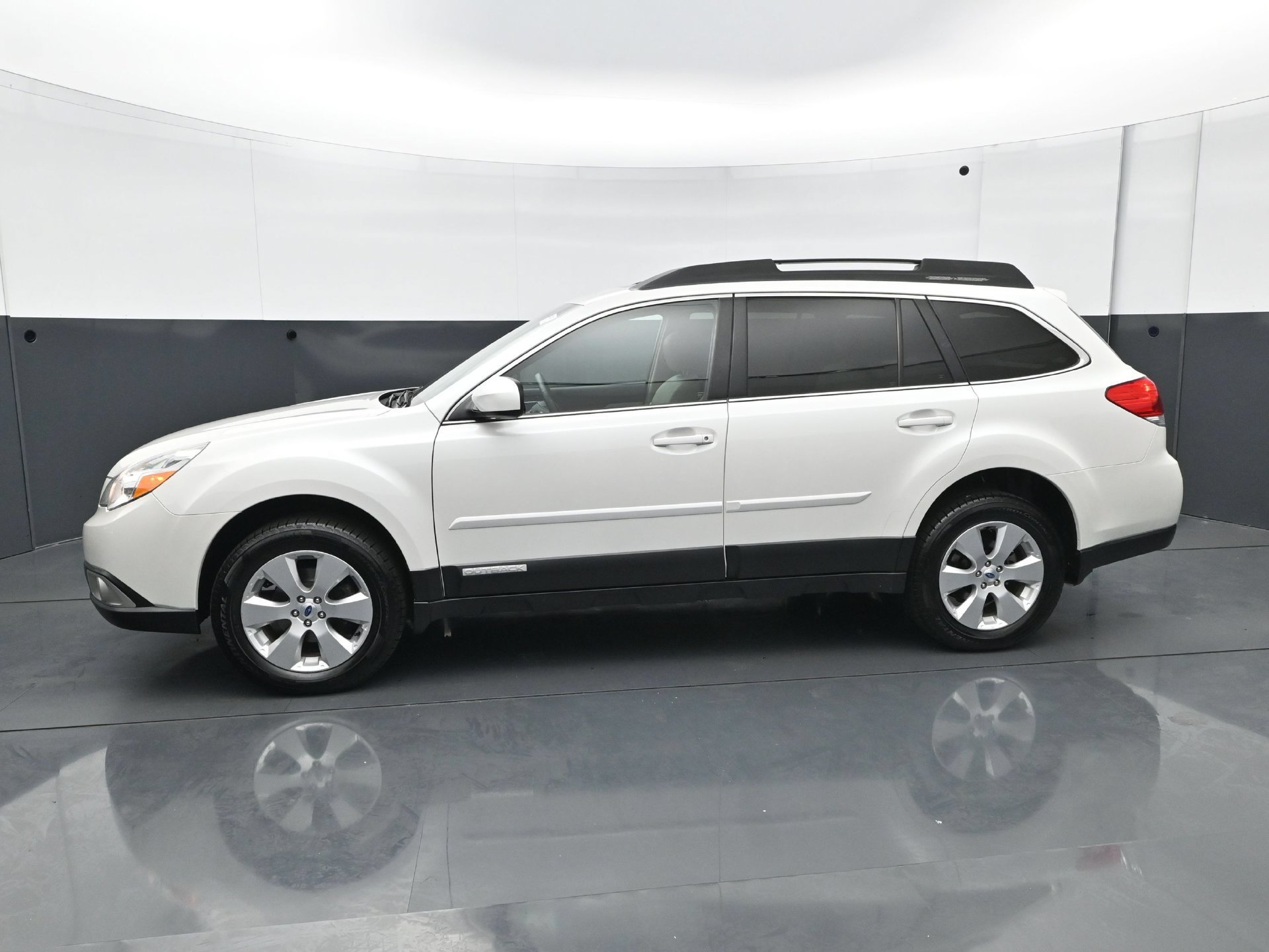 Used 2012 Satin White Pearl Subaru 2.5i image 3