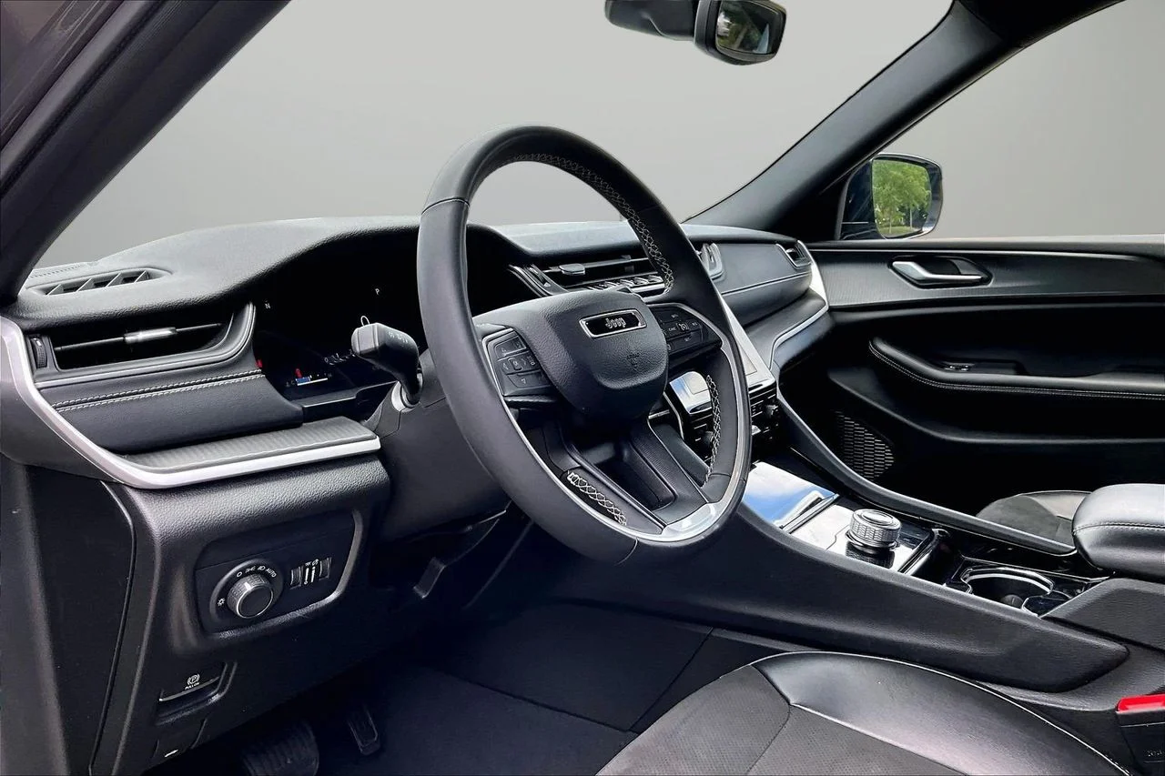 Used 2023 Gray Jeep Altitude image 18