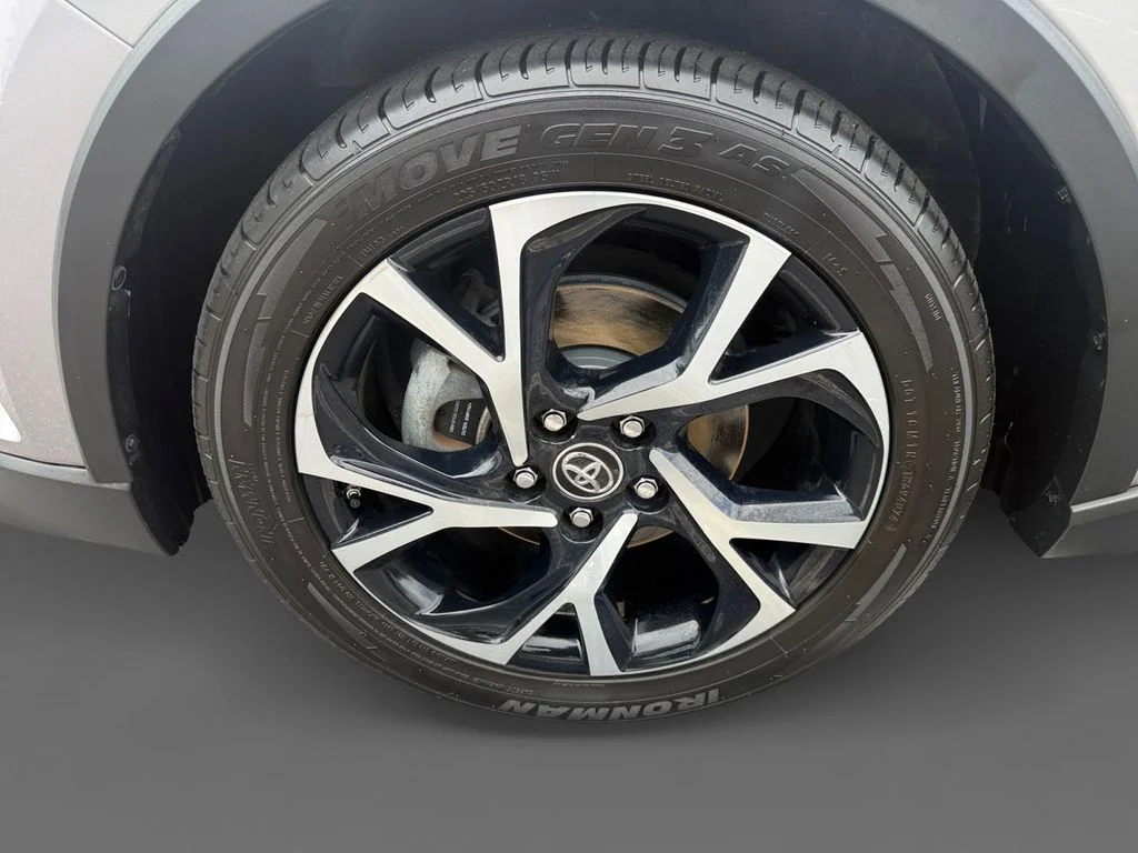 Used 2018 Silver Toyota XLE Premium image 14