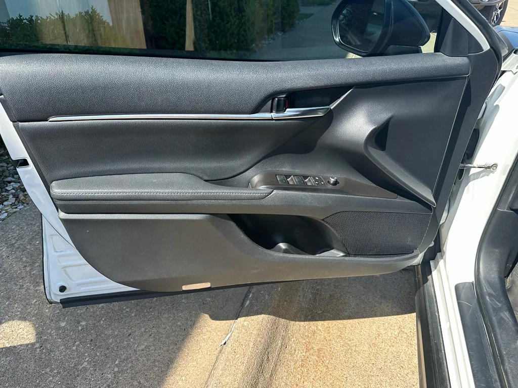 Used 2022  Toyota XSE V6 image 15