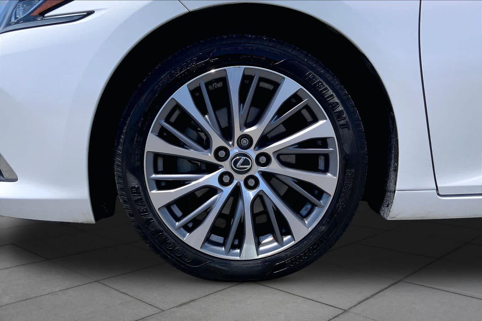 Used 2020 Eminent White Pearl Lexus  image 11