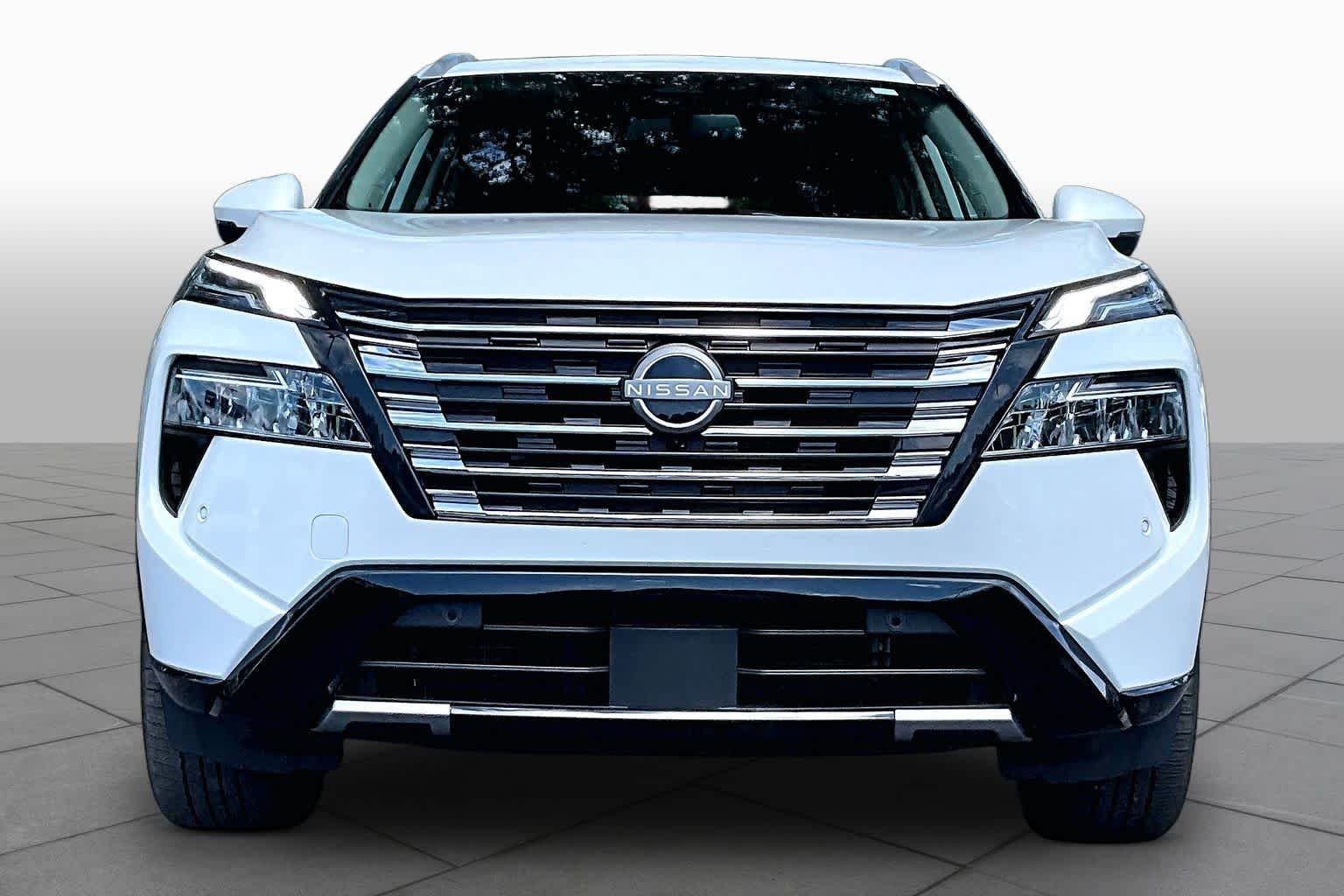 Used 2024 Everest White Pearl Nissan Platinum image 4