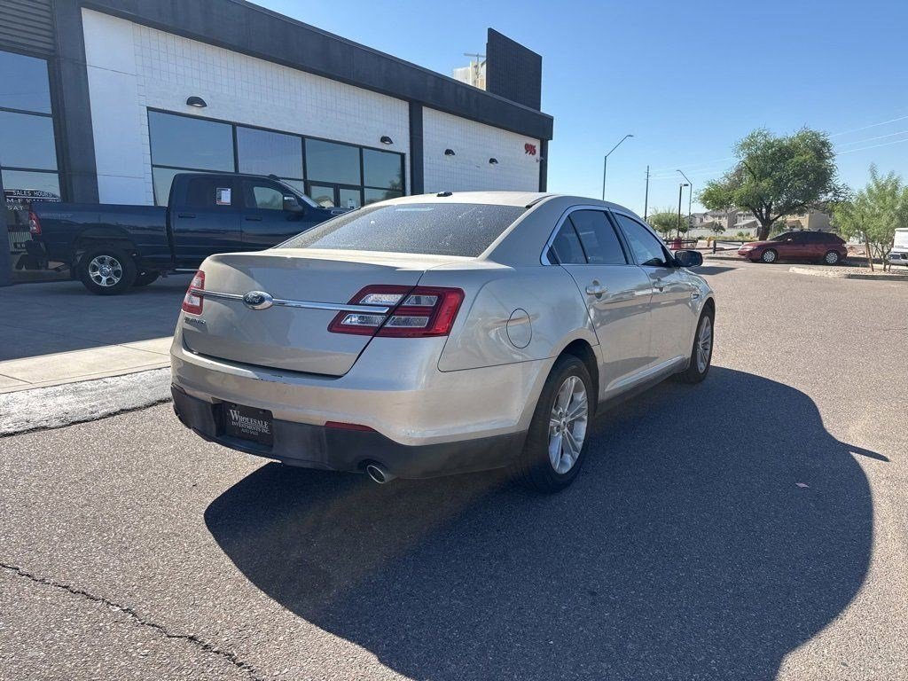 2017 Ford Taurus SE photo 4