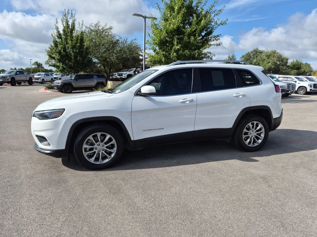 Used 2021 White Jeep Latitude Lux image 4