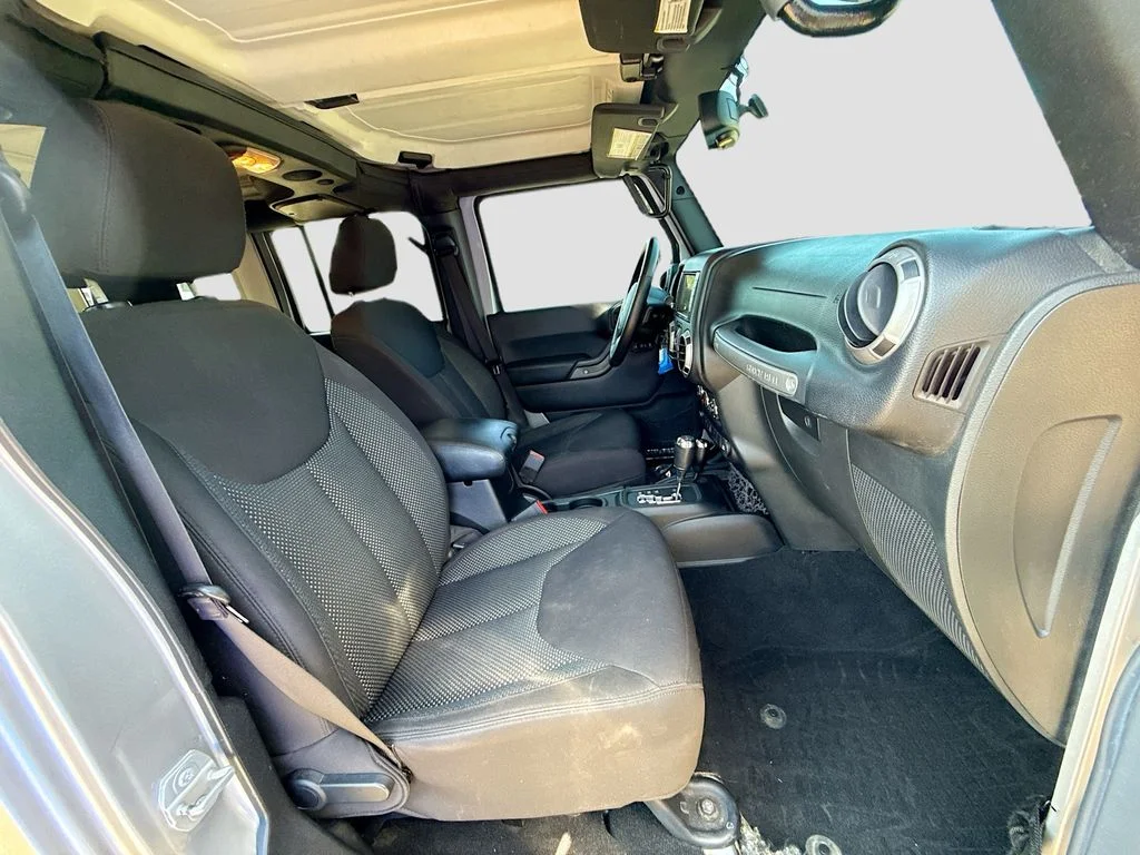 Used 2016 Billet Silver Metallic Clearcoat Jeep Black Bear image 23