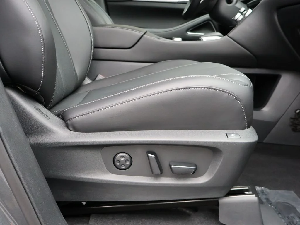Used 2025 Gray INFINITI Sensory image 12