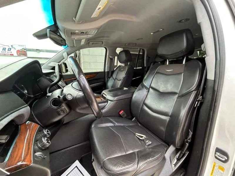 Used 2019 White Cadillac Sport Utility 4D image 47