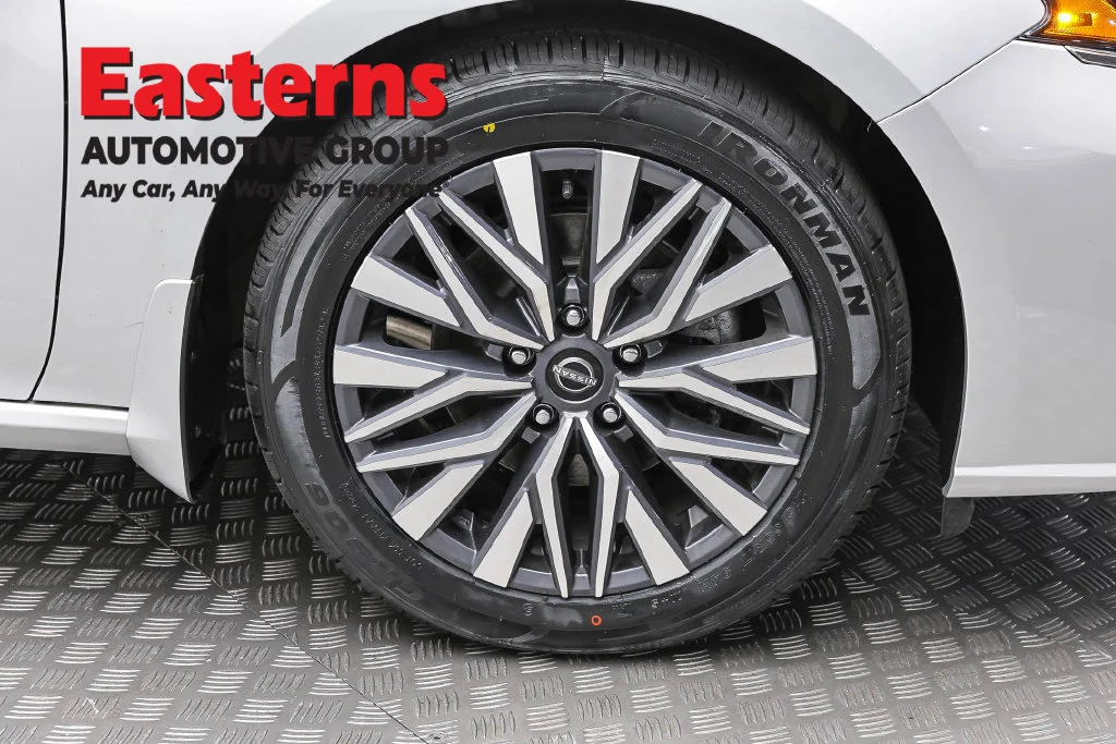 Used 2023 Silver Nissan 2.5 SV image 31