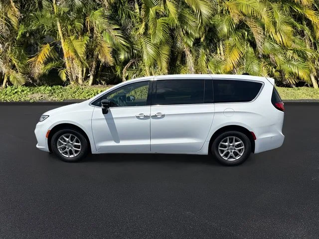 Used 2025 White Chrysler Select image 8