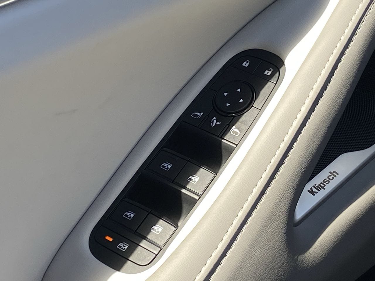 New 2027 2T RAD WHT INFINITI SPORT image 30