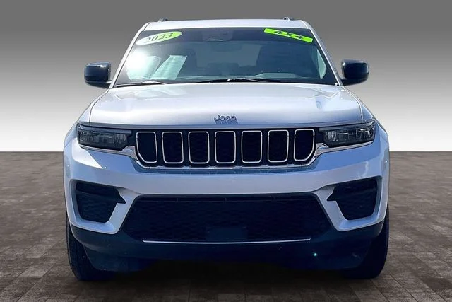 Used 2023 Silver Jeep Laredo image 3