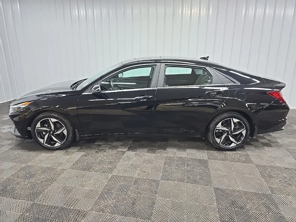 Used 2023 Black Hyundai Limited image 30