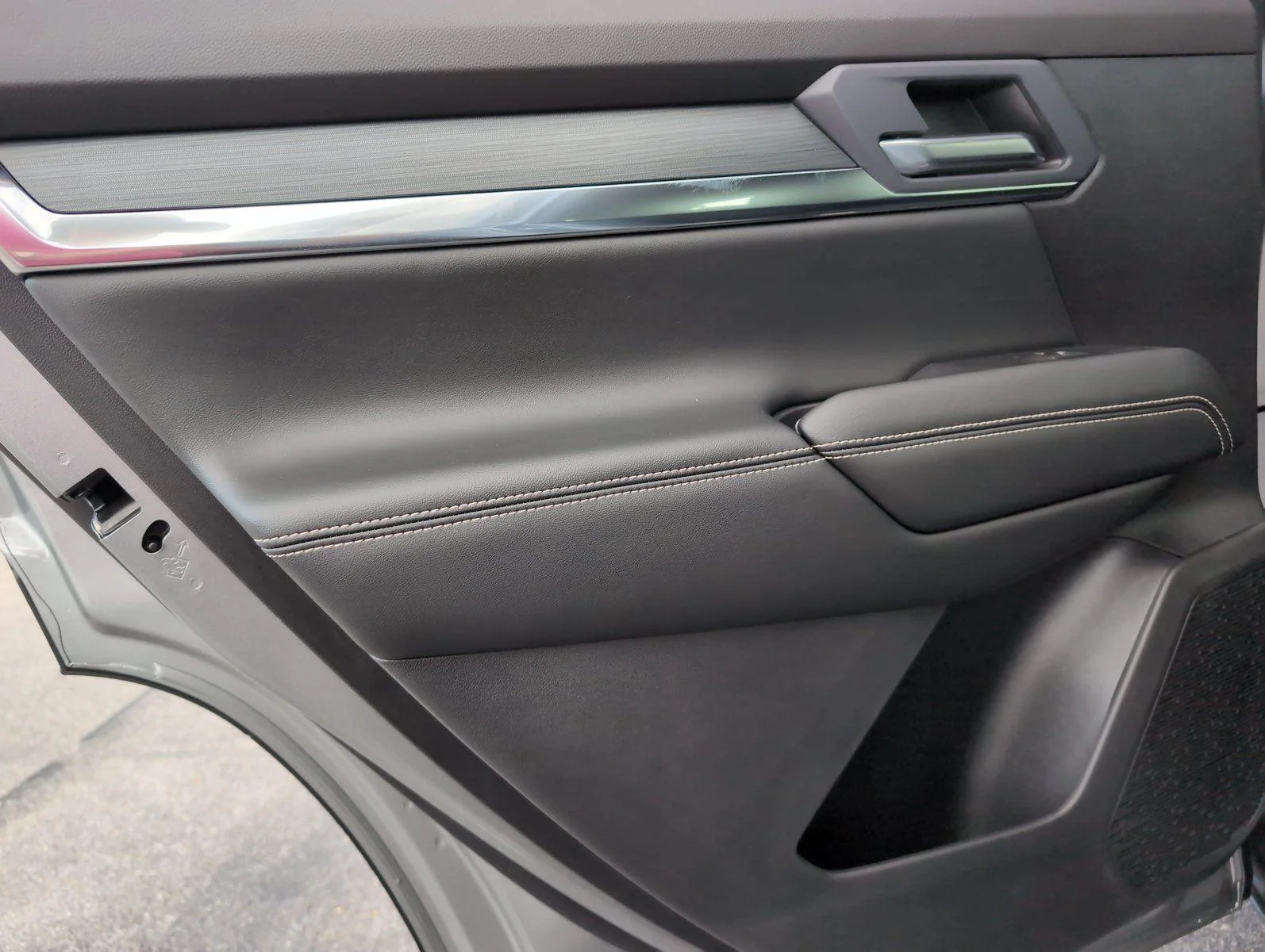 New 2026 Sterling Metallic GMC Elevation image 28