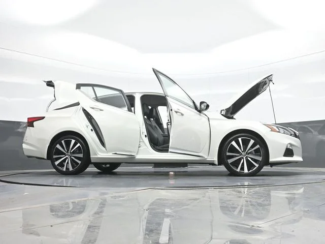 Used 2022 White Nissan 2.5 SR image 31