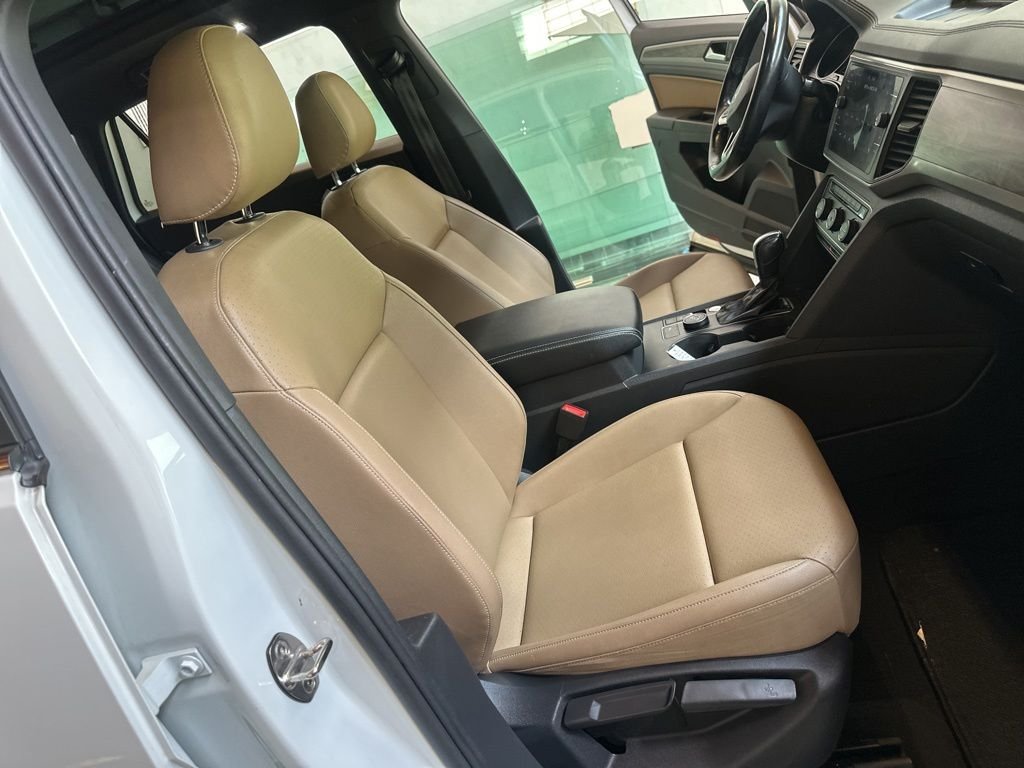 Used 2020 White Volkswagen 3.6L V6 SE w/Technology image 36