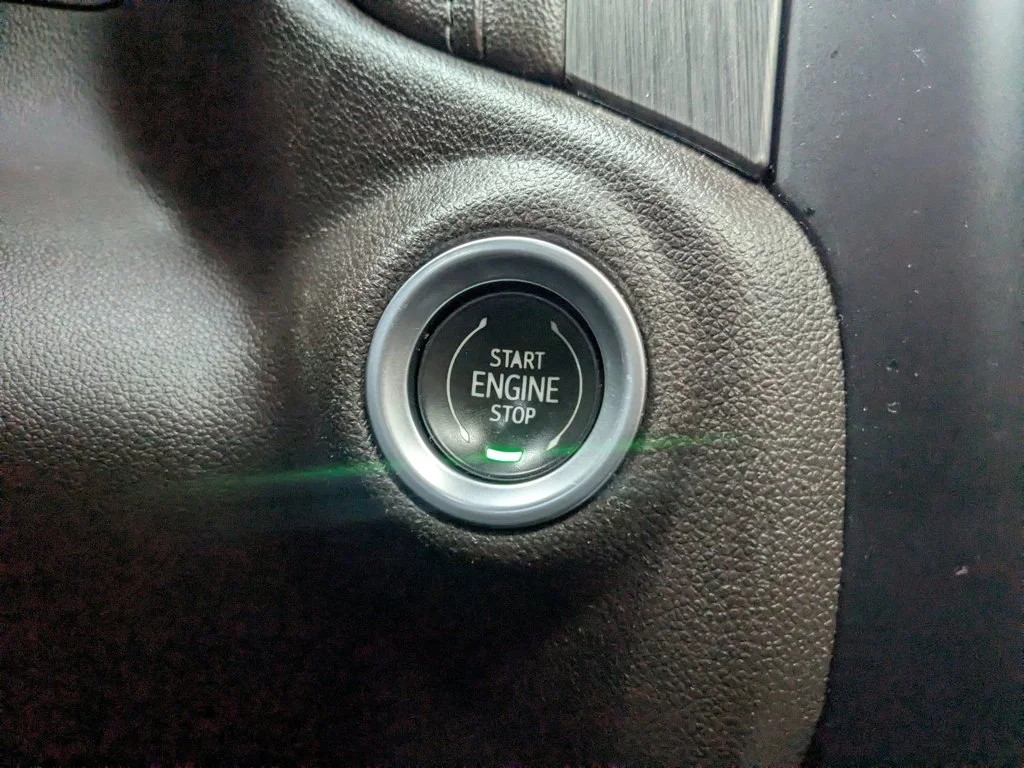 Used 2022 White Frost Tricoat GMC Denali image 19