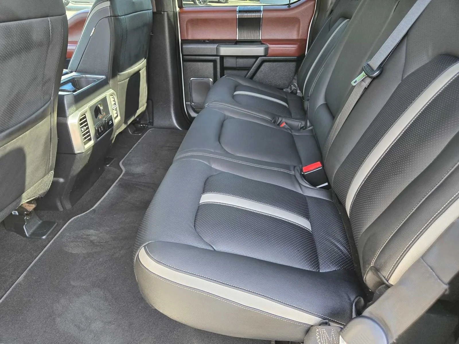 2018 Ford F-150 Platinum - Photo 14