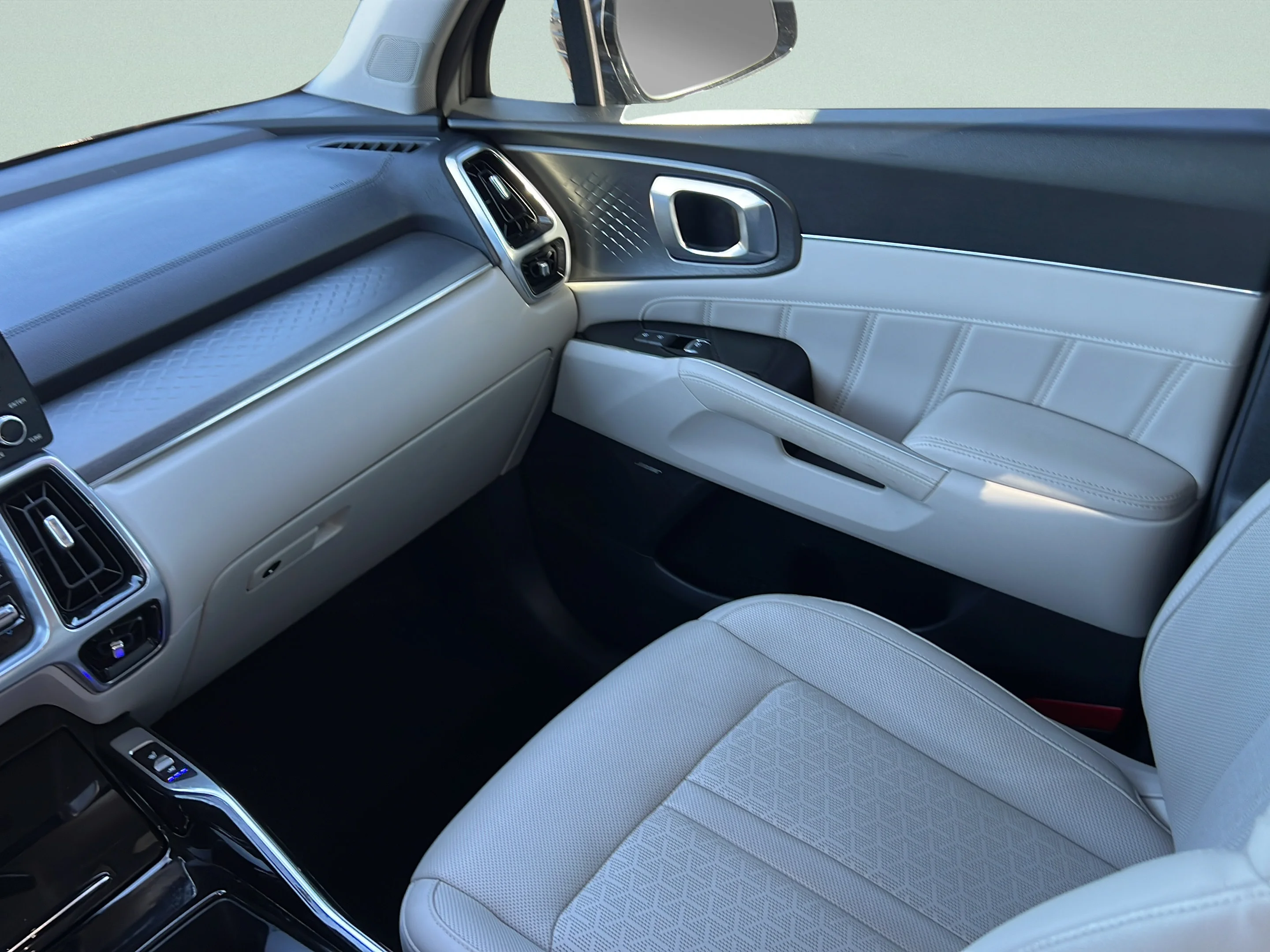 Used 2023 Platinum Graphite Kia SX Prestige image 16