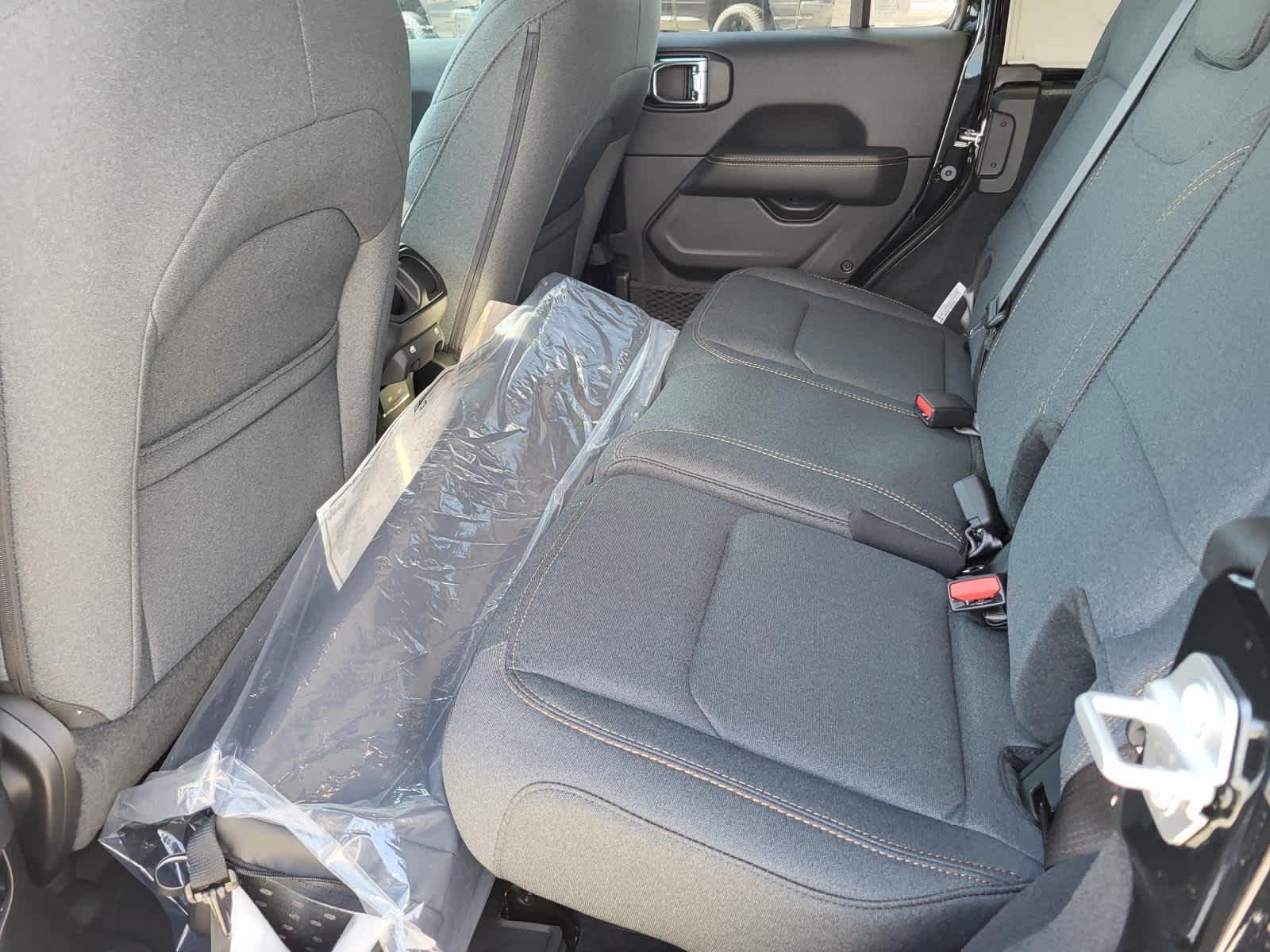 2025 Jeep Wrangler 4-Door Sahara - Photo 13