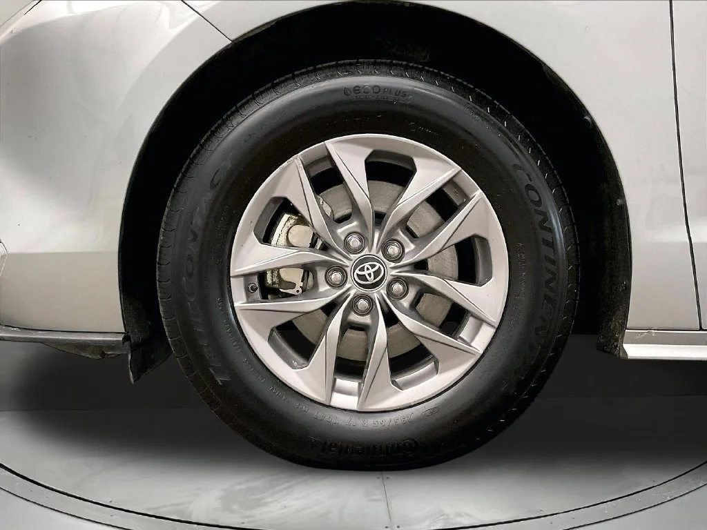 Used 2021 Silver Toyota XLE image 12