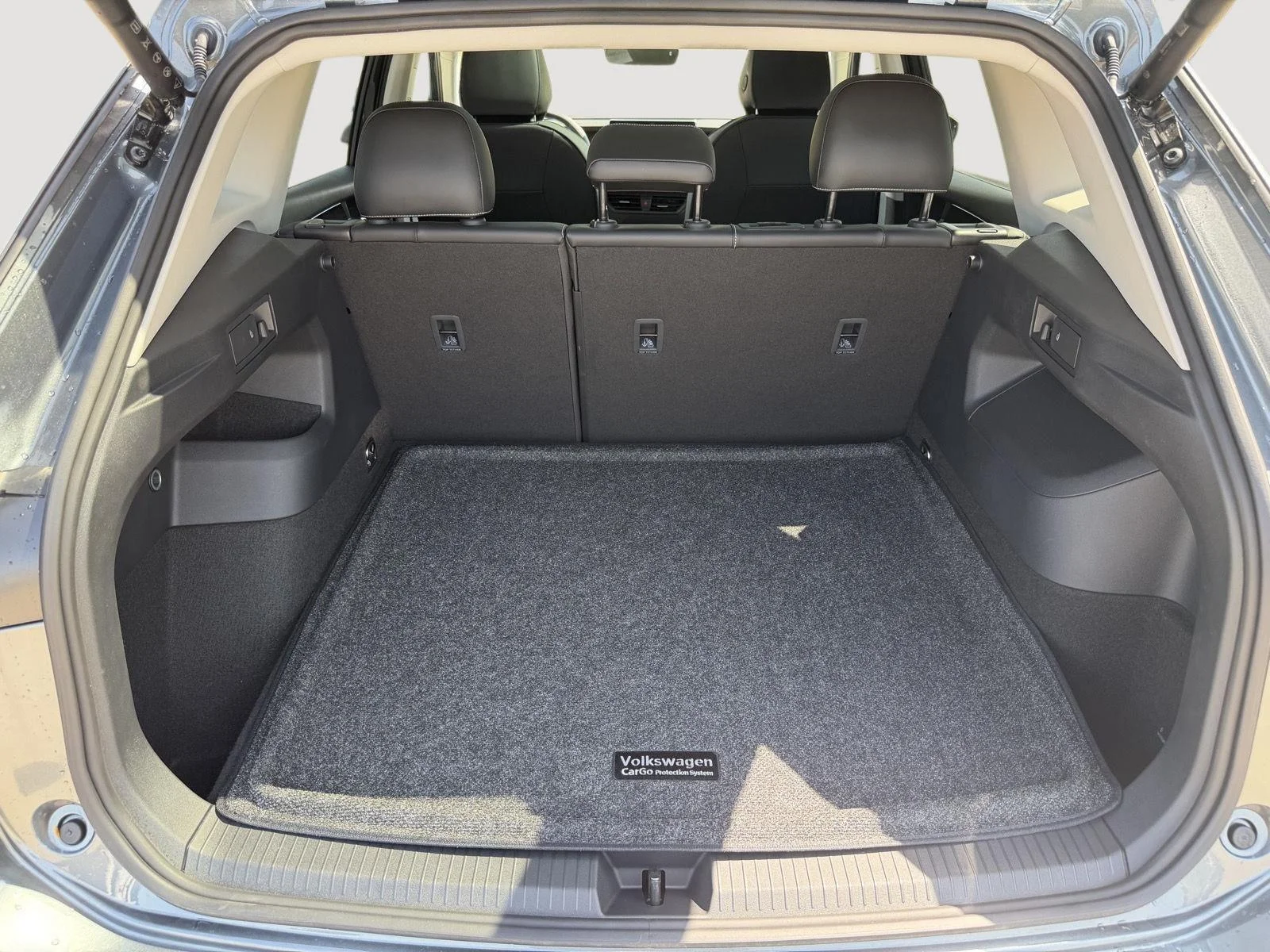 New 2026 Platinum Gray Metallic Volkswagen SE image 11