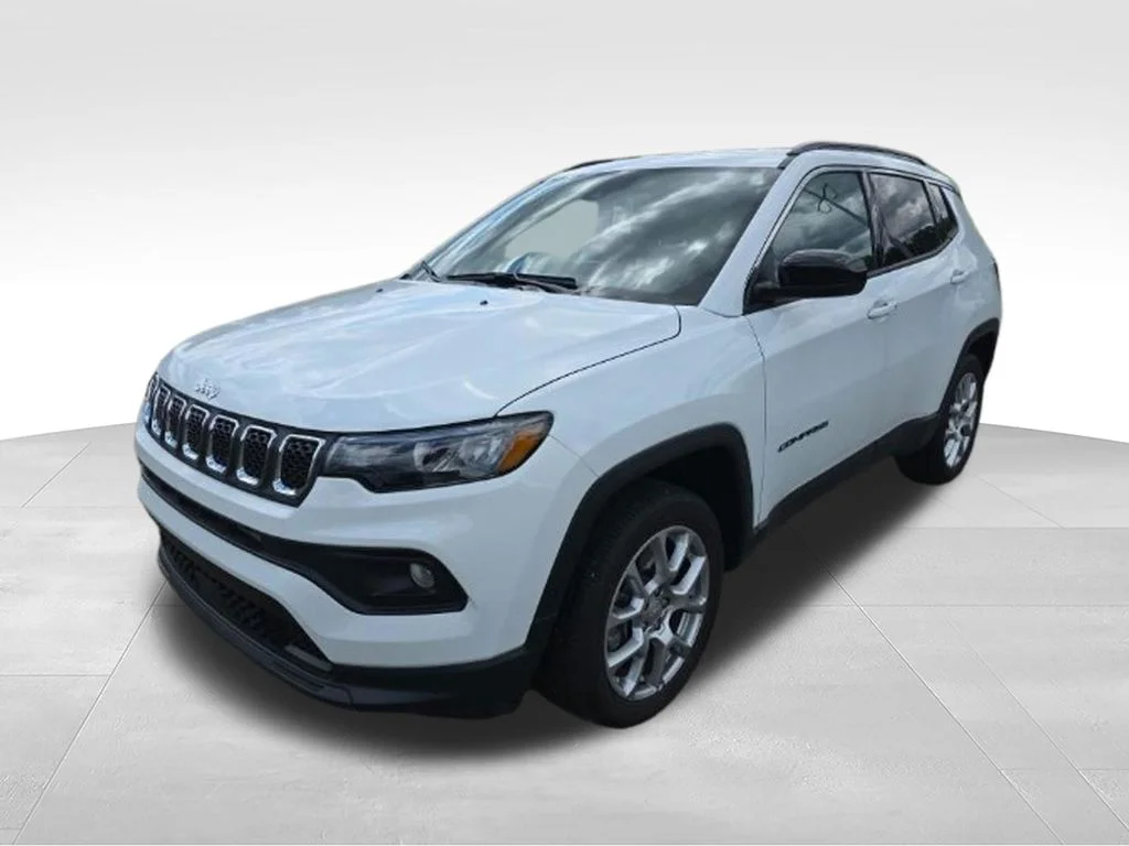 Used 2023 White Jeep Latitude Lux image 2