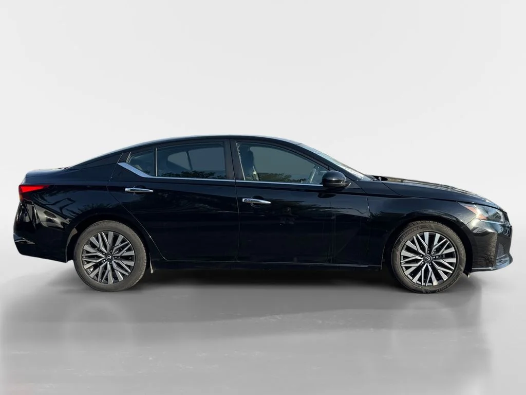Used 2023 Super Black Clearcoat Nissan 2.5 SV image 3