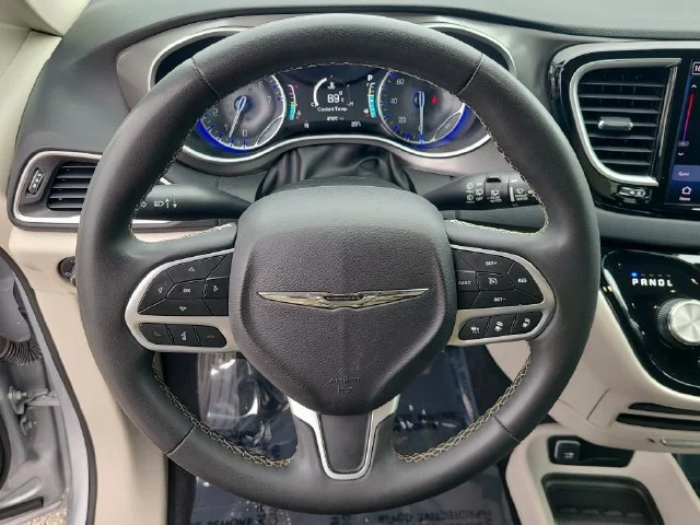 Used 2023 Silver Chrysler Touring L image 29